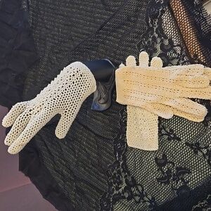 Vintage crocheted creamy gloves 2pair